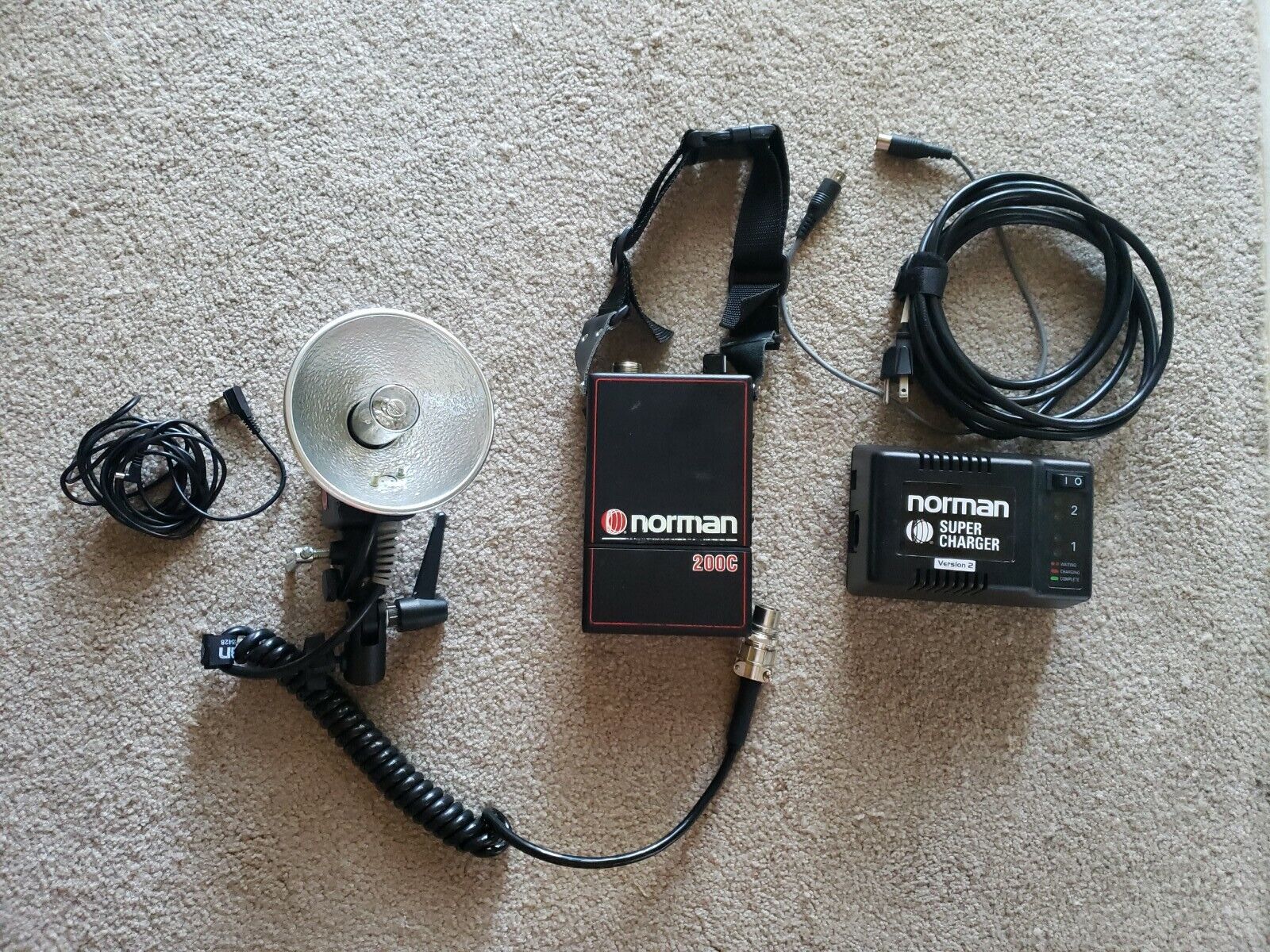 Norman 200 lighting Kit w/200C Battery, Super Charger, all cables. Works!