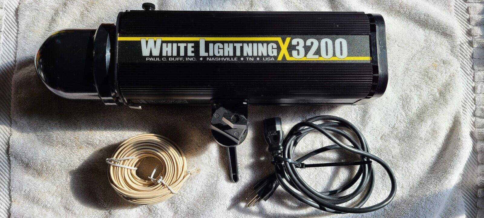 Paul C Buff White Lightning X3200 Flash Unit    120V  8A   1320WS  250W Max Lamp